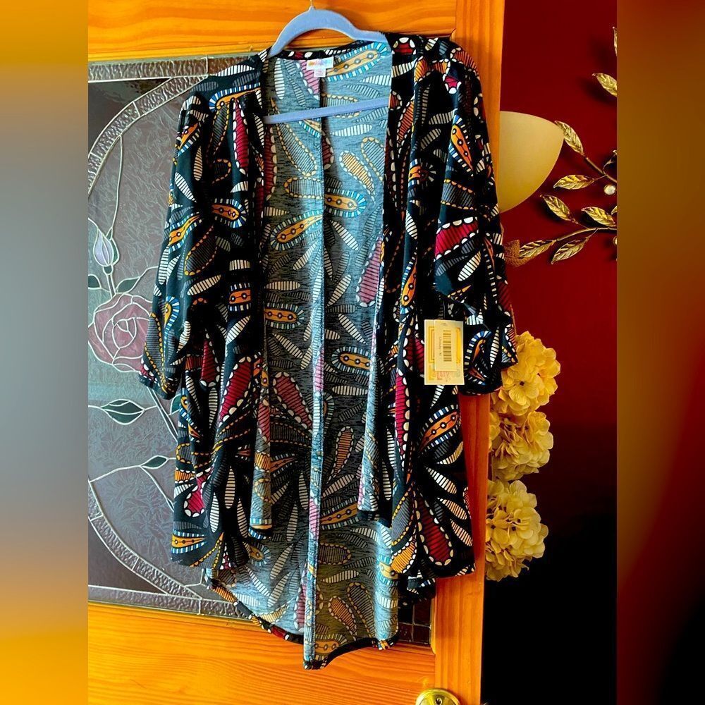 Women’s LuLaRoe Lindsay, NWT, great as a beach/pool cover-up 🤩
